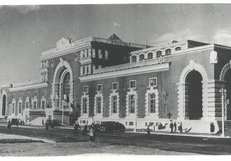 Вид на вокзал со стороны города Вид на вокзал со стороны города