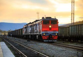 Грузовой состав с локомотивом 3ТЭ10мко на путях у станции Юктали (фото: rzd.ru)