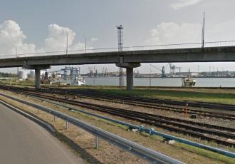 Автодорожный путепровод через железнодорожные пути по улице Дзинтару Автодорожный путепровод через железнодорожные пути по улице Дзинтару