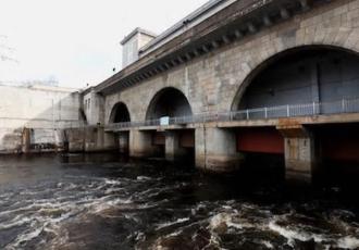 Мостовой переход по плотине гидроузла Нарвской ГЭС Мостовой переход по плотине гидроузла Нарвской ГЭС