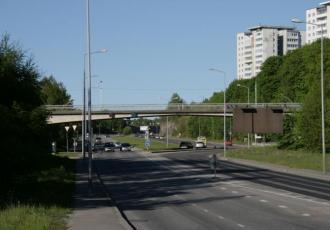 Пешеходный мост через Октябрьский проспект в жилом районе Ласнамяэ Таллина