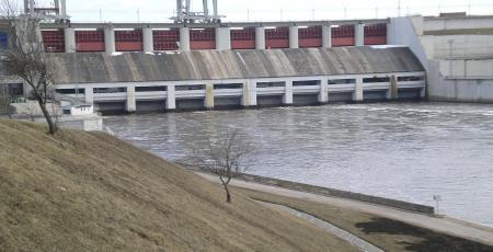 Мостовой переход по плотине гидроузла Плявиньской ГЭС