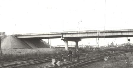 Пешеходный мост через ж.д. пути парка базы химгрузов в г. Вентспилс Пешеходный мост через ж.д. пути парка базы химгрузов в г. Вентспилс