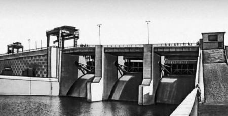 Мостовой переход на плотине гидроузла Каунасской ГЭС на реке Неман