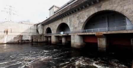 Мостовой переход по плотине гидроузла Нарвской ГЭС