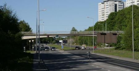 Пешеходный мост через Октябрьский проспект в жилом районе Ласнамяэ Таллина Пешеходный мост через Октябрьский проспект в жилом районе Ласнамяэ Таллина
