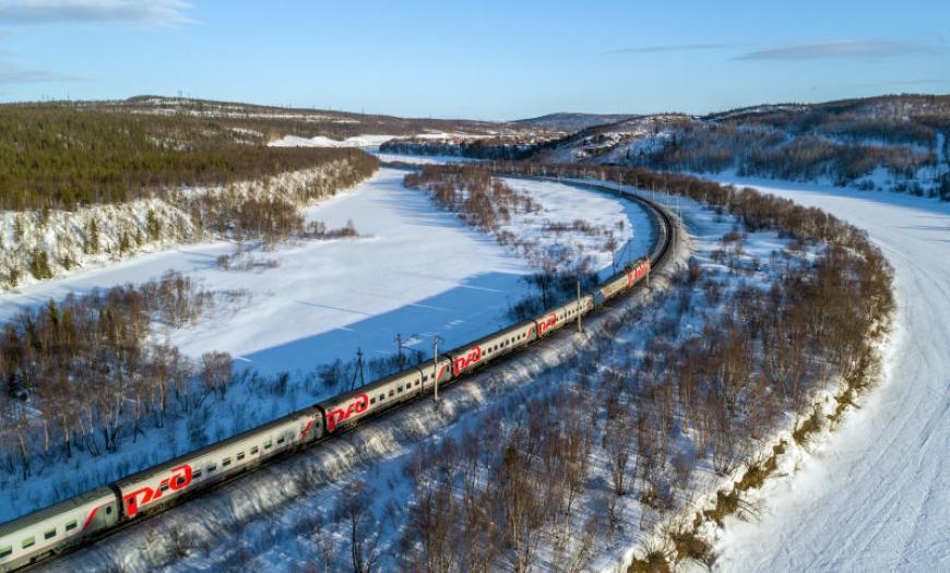 Пассажирский поезд с локомотивом ЭП1 на перегоне станций Выходной — Шонгуй (источник: ОАО «РЖД»)