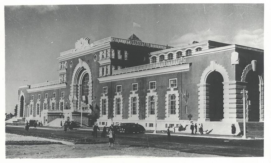 Вид на вокзал со стороны города