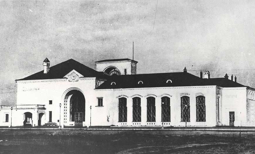 Вокзал в Новгороде. Вид со стороны путей Вокзал в Новгороде. Вид со стороны путей