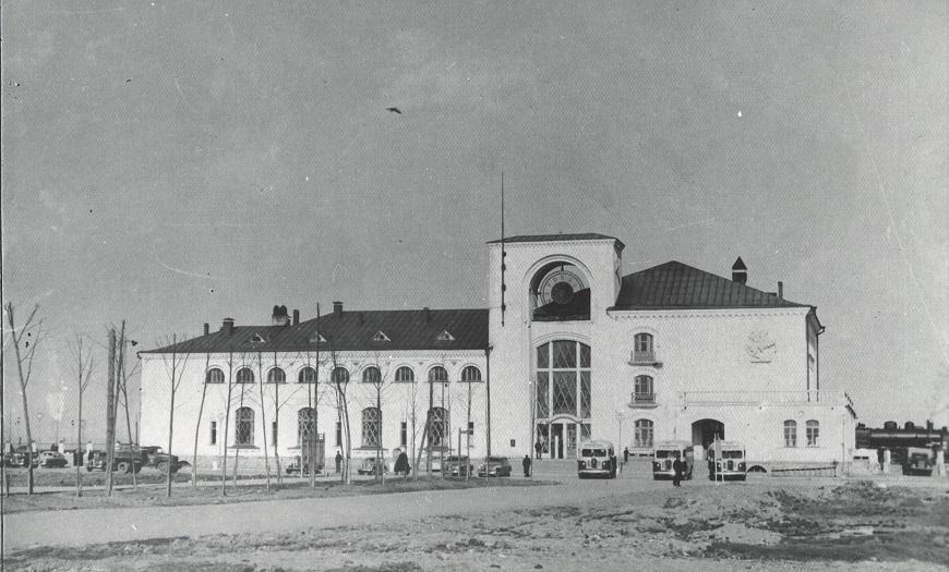 Вид вокзала со стороны города Вид вокзала со стороны города