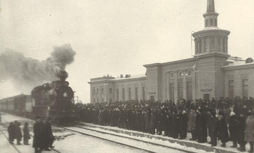 Прибытие первого поезда на вокзал Прибытие первого поезда на вокзал