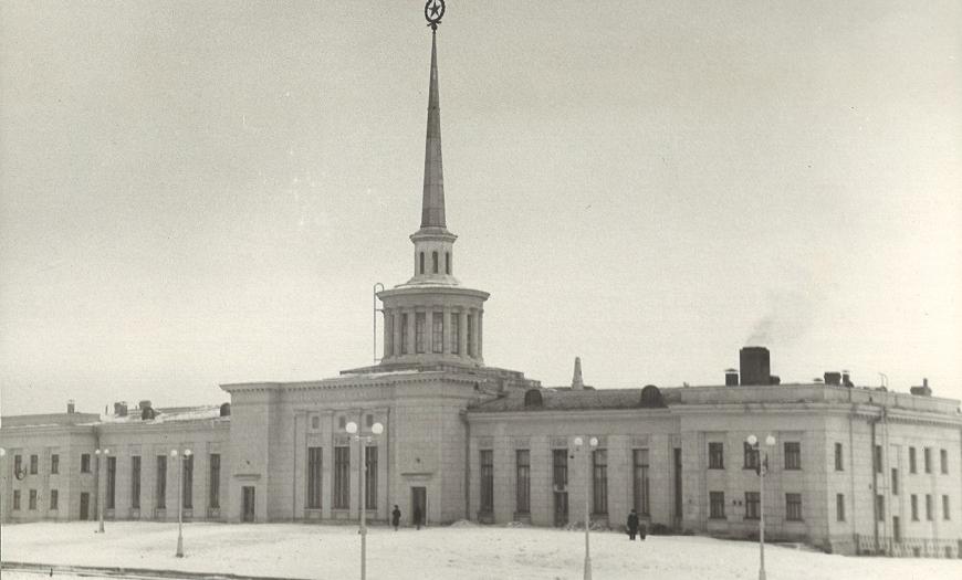 Вид вокзала со стороны путей Вид вокзала со стороны путей