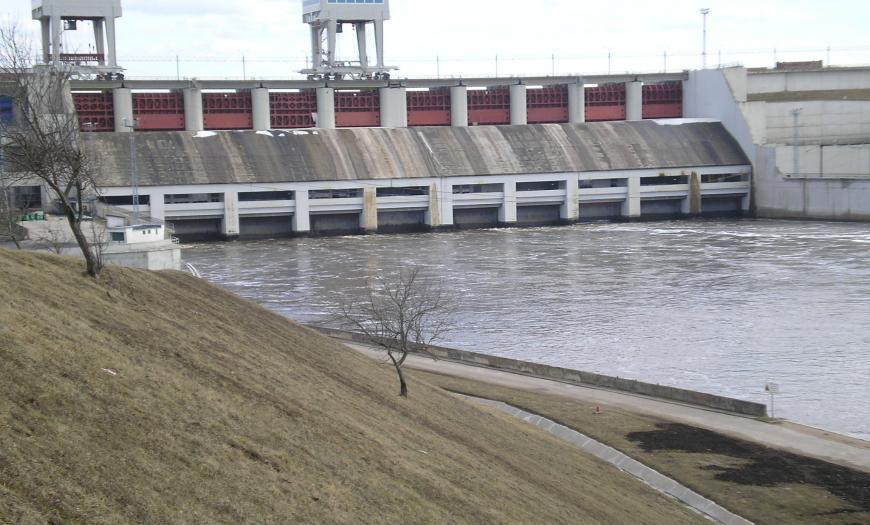 Мостовой переход по плотине гидроузла Плявиньской ГЭС