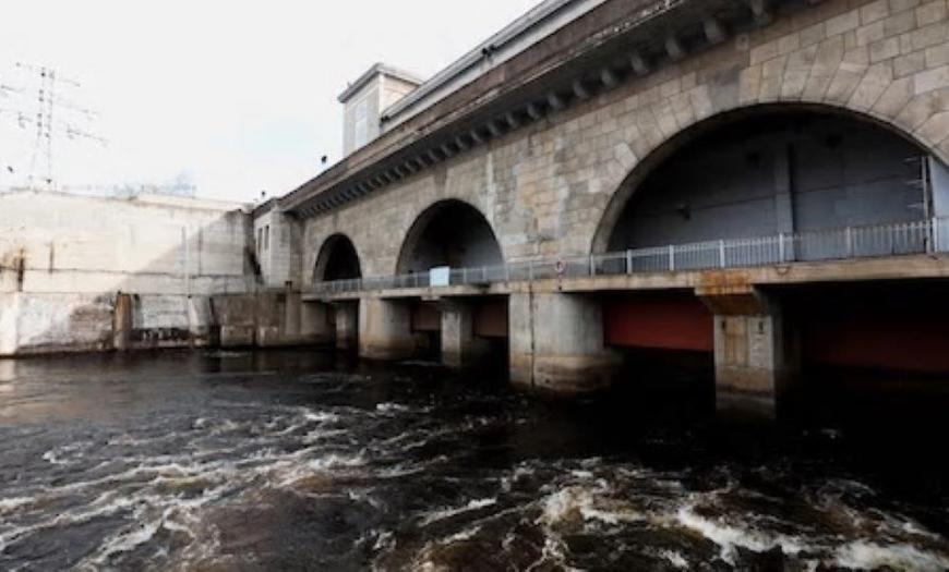 Мостовой переход по плотине гидроузла Нарвской ГЭС Мостовой переход по плотине гидроузла Нарвской ГЭС