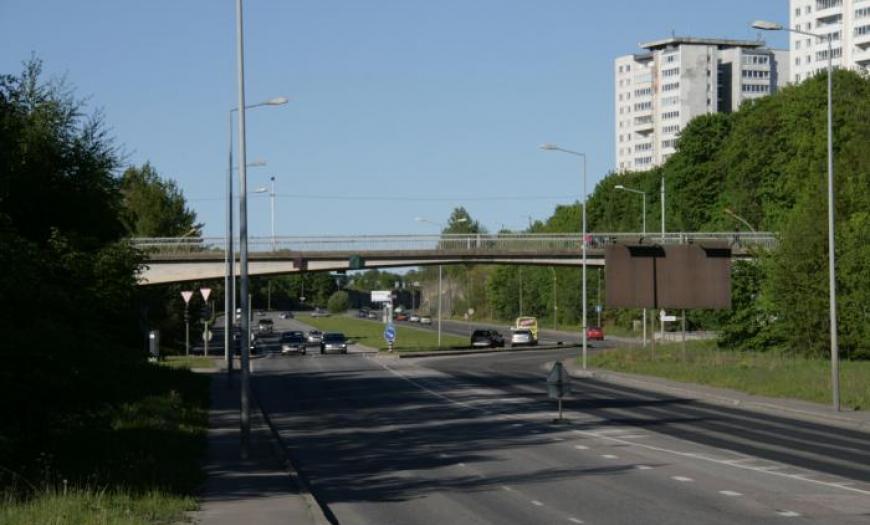 Пешеходный мост через Октябрьский проспект в жилом районе Ласнамяэ Таллина