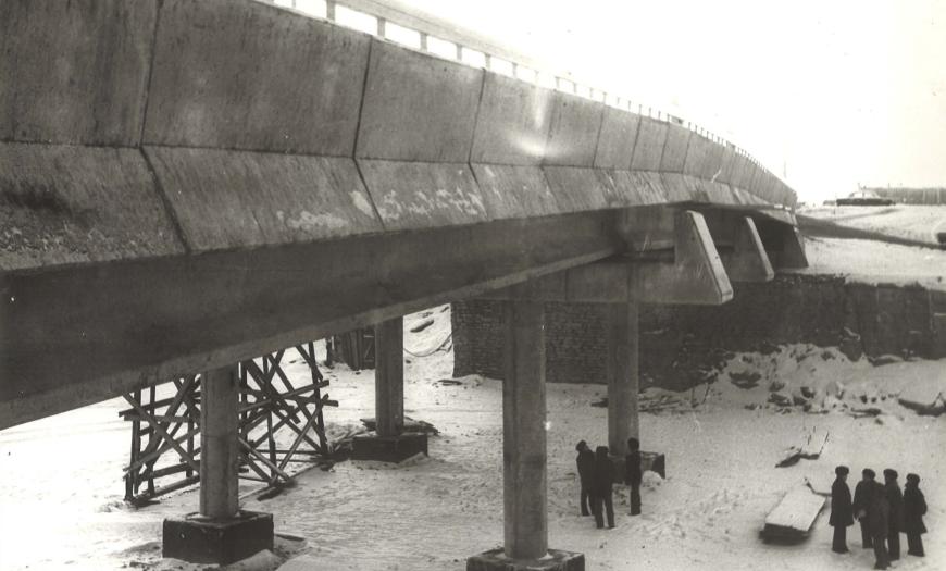 Пешеходный мост через Октябрьский проспект в III микрорайоне жилого района Ласнамяэ г. Таллин Пешеходный мост через Октябрьский проспект в III микрорайоне жилого района Ласнамяэ г. Таллин