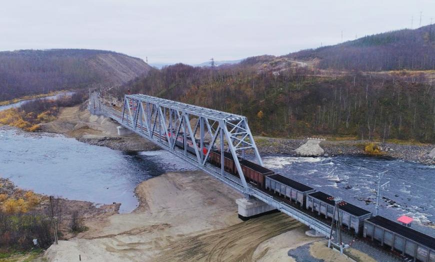 Железнодорожный мост через реку Кола