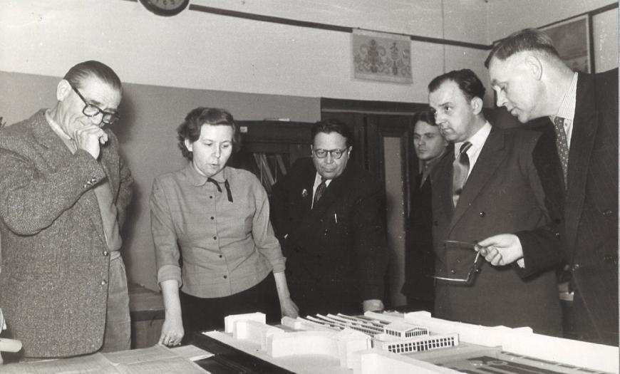 Немецкая делегация у макета Финляндского вокзала. 1956 год