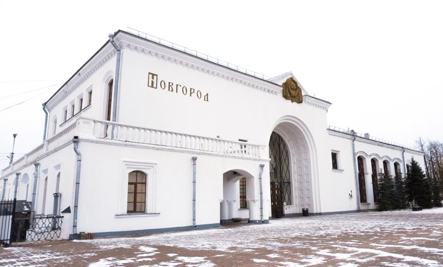 Здание вокзала со стороны платформ Здание вокзала со стороны платформ